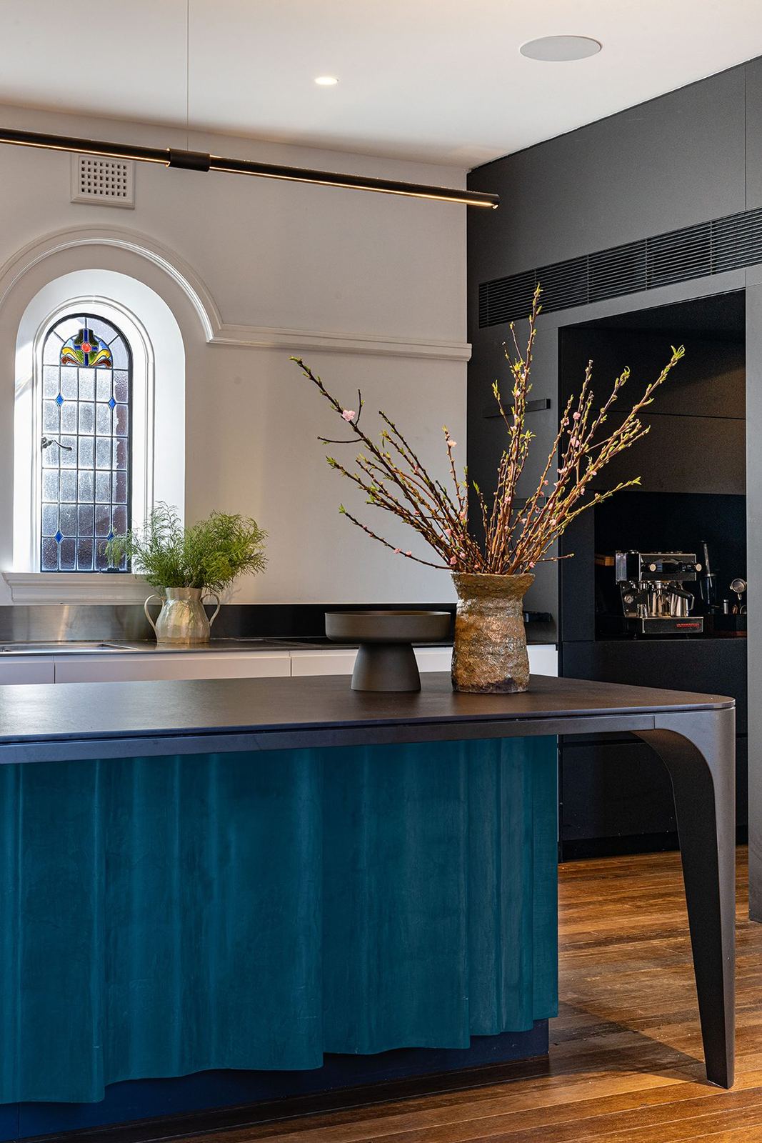 Bellevue Hill, kitchen island with fluted teal base and timber top below an arched window, built by HP Constructions with Foster & Associates