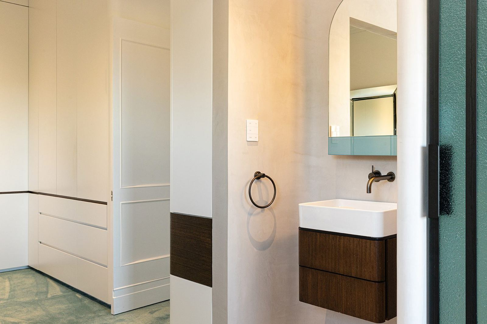 Bellevue Hill, ensuite with dark timber vanity, round mirror and plastered walls, built by HP Constructions with Foster & Associates