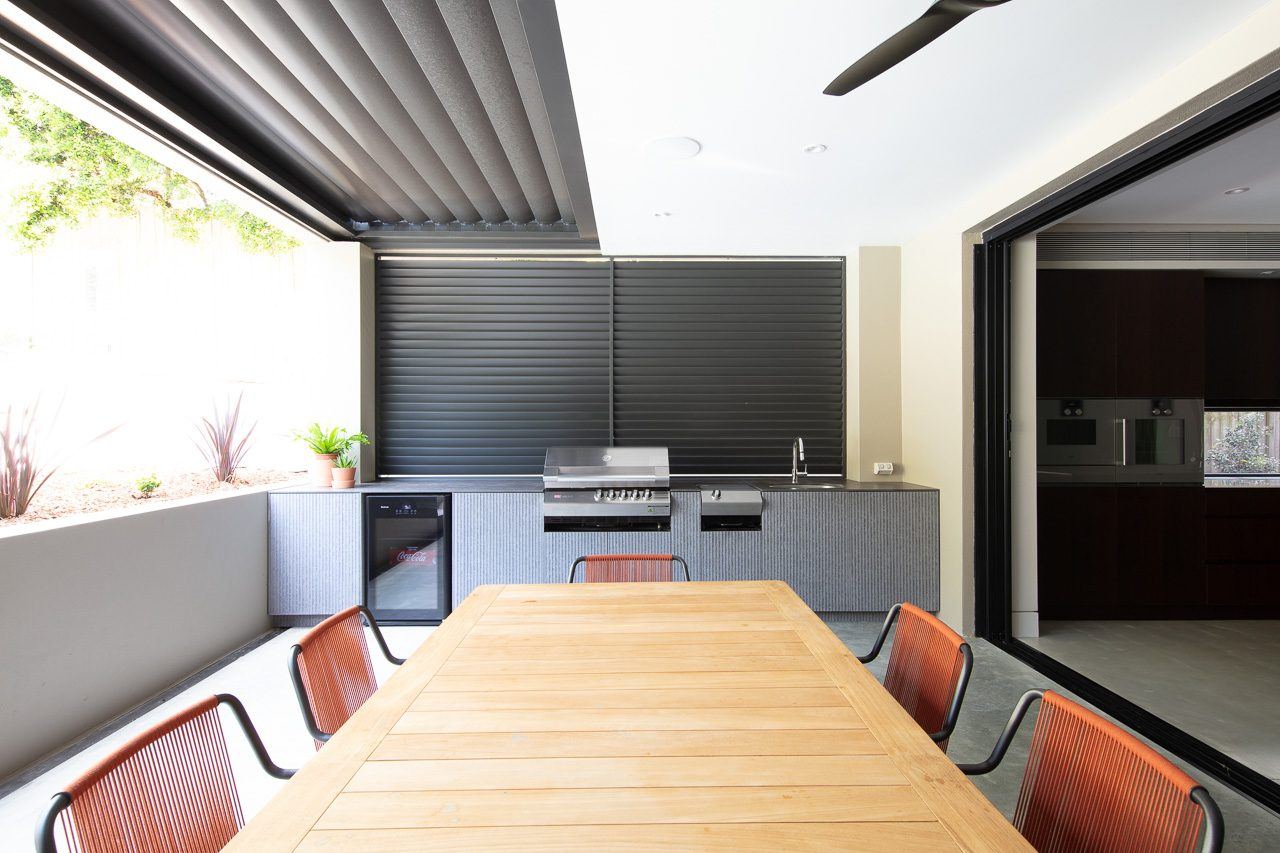 Hunters Hill, outdoor kitchen with timber dining table and stainless barbecue, built by HP Constructions with Dale Design Group