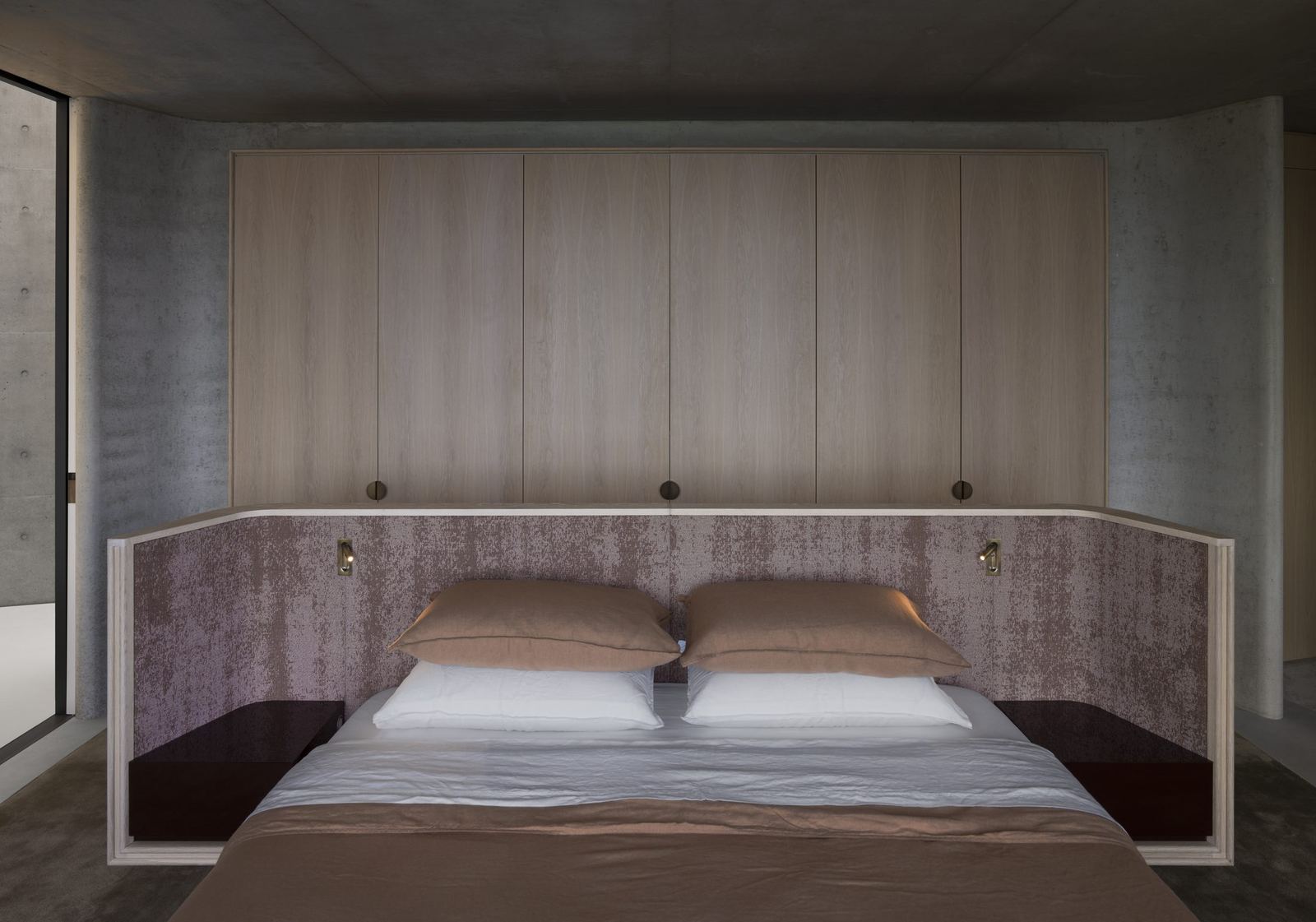 Lurline Bay, bedroom with marble bedhead and coastal light, built by HP Constructions with FJC Studio